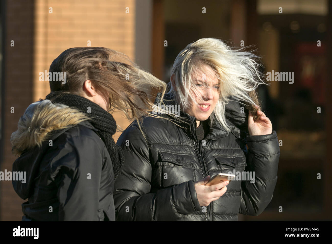 Blackpool, Lancashire. UK Wetter. 31. Dezember, 2017. Wetter Warnungen für Sturm Dylan, wie chinesische Touristen genießen die blustry Bedingungen auf die Strandpromenade. Eine gelbe 'vorbereitet'-Warnung, die Winde, die bis zu 80 mph in einigen Bereichen, für North West Küste von England ausgestellt wurde. Eine aktualisierte gelben 'bewusst' Warnung sein hat auch mittlerweile Eingerichtet für Teile der Fylde Coast. Credit: MediaWorldImages/AlamyLiveNews. Stockfoto