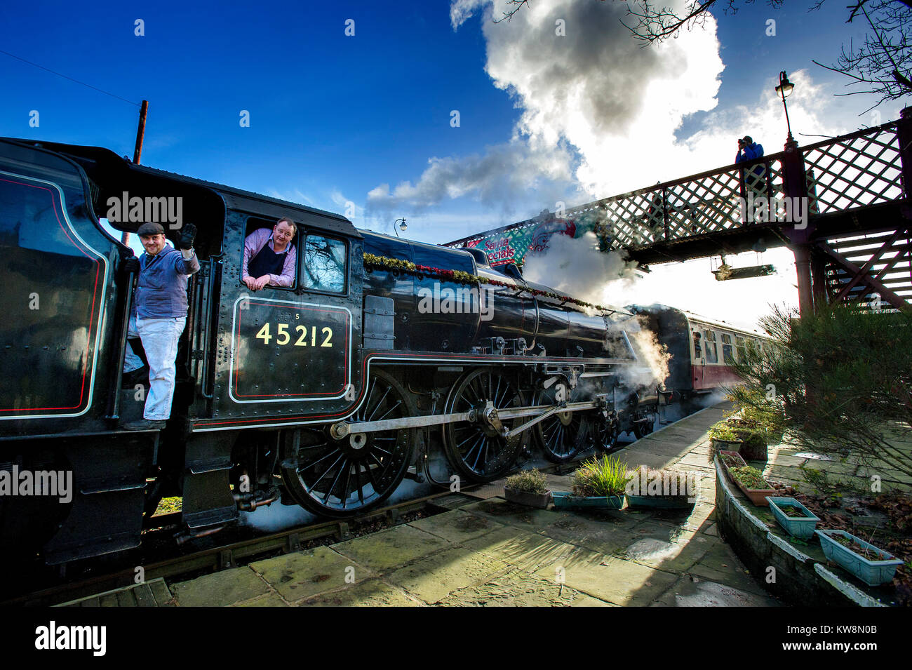 Dorf Summerseat, Bury, Greater Manchester, UK. 31. Dezember, 2017. Strahlenden Sonnenschein am letzten Tag der 2017 als Roy' Corky' Braun, Stanier Black Five, Klasse 5 MT 4-6-0 dampft auf dem East Lancashire Eisenbahn als es hinterlässt Ramsbottom Station, Lancashire. Bild von Paul Heyes, Sonntag, den 31. Dezember 2017. Credit: Paul Heyes/Alamy leben Nachrichten Stockfoto