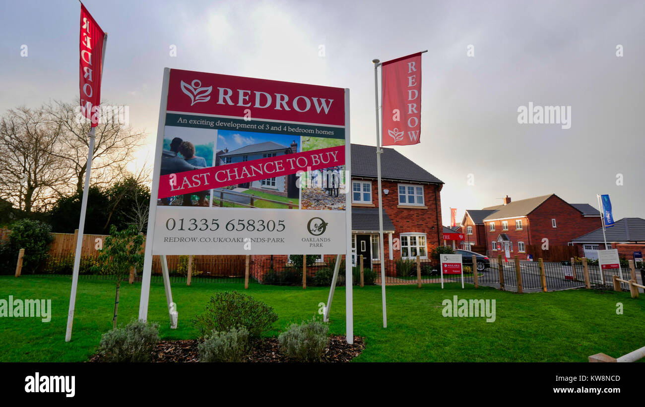 Ashourne, Derbyshire, UK. 31. Dezember, 2017. Ashbourne, Derbyshire 2017 Immobilienboom, Sonnenuntergang am letzten Tag von 2017 über neue Eigenschaft Entwicklung in Ashbourne geordnetes Nr. 2 im zoopla Top 10 Städte für Eigenschaft preis Wachstum von 2017 Credit: Doug Blane/Alamy leben Nachrichten Stockfoto