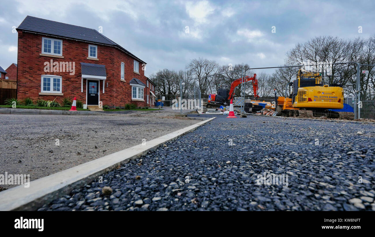 Ashourne, Derbyshire, UK. 31. Dezember, 2017. Ashbourne, Derbyshire 2017 Immobilienboom, Sonnenuntergang am letzten Tag von 2017 über neue Eigenschaft Entwicklung in Ashbourne geordnetes Nr. 2 im zoopla Top 10 Städte für Eigenschaft preis Wachstum von 2017 Credit: Doug Blane/Alamy leben Nachrichten Stockfoto