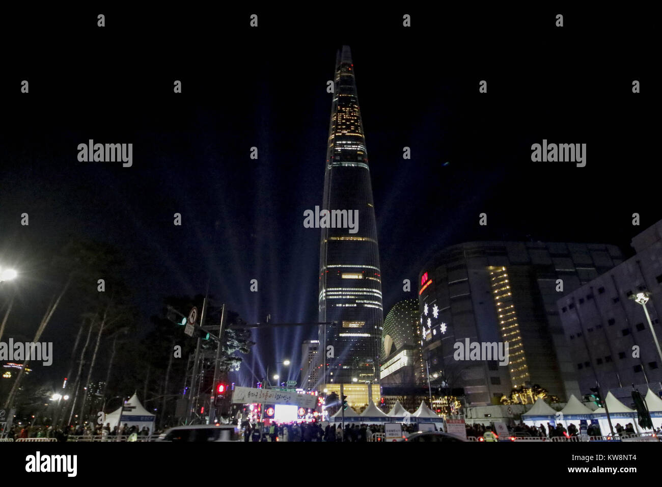 Seoul, Südkorea. 31 Dez, 2017. Dec 31, 2017 - Seoul, South Korea-Night Ansicht von Lotte World Tower, Ansicht von seokchon See in Seoul, Südkorea. Die Lotte World Tower, der 555 Meter hohe Wolkenkratzer, ist der fünfte höchste der Welt und feierten den bevorstehenden PyeongChang 2018 Olympics. Credit: Ryu Seung Il/ZUMA Draht/Alamy leben Nachrichten Stockfoto