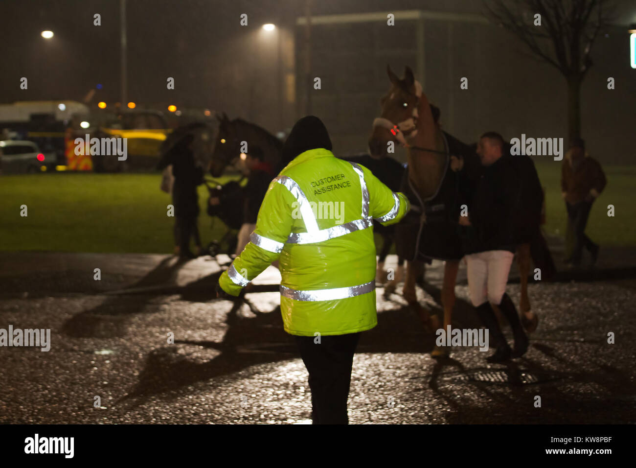 Liverpool, Großbritannien, 31. Dezember 2017. Großbrand bricht in ein mehrstöckiges Parkhaus neben der Echo Arena in Liverpool, wo die International Horse Show stattfand, tonights Veranstaltung hat seit als Feuerwehrmann, der Kampf gegen die Flammen unter Kontrolle zu bringen abgebrochen. Credit: Ken Biggs/Alamy Leben Nachrichten. Stockfoto