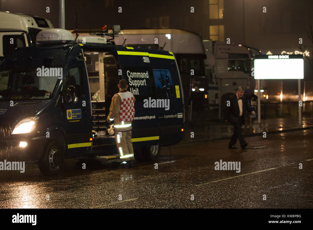 Liverpool, Großbritannien, 31. Dezember 2017. Großbrand bricht in ein mehrstöckiges Parkhaus neben der Echo Arena in Liverpool, wo die International Horse Show stattfand, tonights Veranstaltung hat seit als Feuerwehrmann, der Kampf gegen die Flammen unter Kontrolle zu bringen abgebrochen. Credit: Ken Biggs/Alamy Leben Nachrichten. Stockfoto