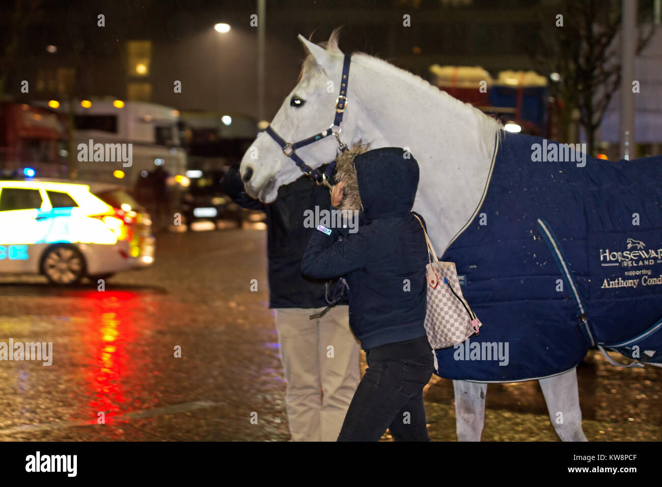 Liverpool, Großbritannien, 31. Dezember 2017. Großbrand bricht in ein mehrstöckiges Parkhaus neben der Echo Arena in Liverpool, wo die International Horse Show stattfand, tonights Veranstaltung hat seit als Feuerwehrmann, der Kampf gegen die Flammen unter Kontrolle zu bringen abgebrochen. Credit: Ken Biggs/Alamy Leben Nachrichten. Stockfoto