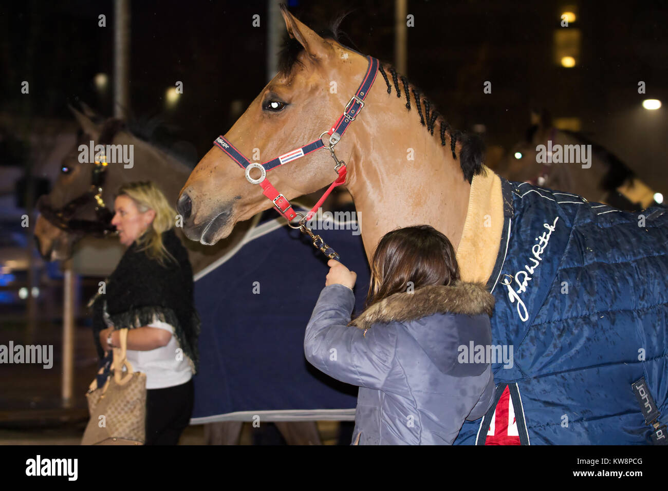 Liverpool, Großbritannien, 31. Dezember 2017. Großbrand bricht in ein mehrstöckiges Parkhaus neben der Echo Arena in Liverpool, wo die International Horse Show stattfand, tonights Veranstaltung hat seit als Feuerwehrmann, der Kampf gegen die Flammen unter Kontrolle zu bringen abgebrochen. Credit: Ken Biggs/Alamy Leben Nachrichten. Stockfoto