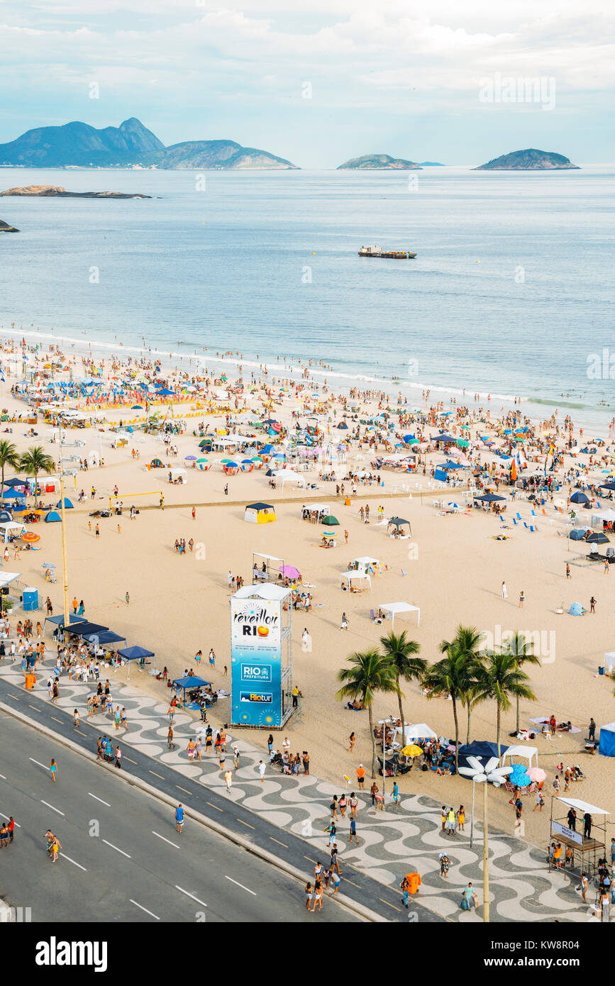 Rio de Janeiro, Brasilien - Dec 31, 2017: Luftaufnahme von Copacabana Strand als Partygänger warten für die ikonischen Feuerwerk. Eine Bühne ist bis auf den Strand gesetzt und wird live Performances Credit: Alexandre Rotenberg/Alamy leben Nachrichten Stockfoto