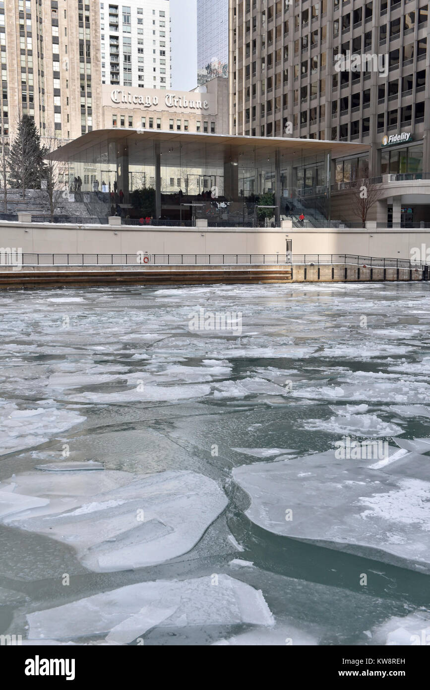 Chicago, USA. 31. Dezember 2017. Schilder Warnung Passanten der fallenden Eis sind auf dem Display rund um das neue Flaggschiff der Apple Store, North Michigan Avenue, in der Nähe des Chicago River. Das Gebäude, das von dem britischen Architekten Foster + Partners, hat ein Dach wie das Cover von einem Apple Laptop geformt und scheint zu fehlen sichtbare Regenrinne. Eiszapfen, die in der aktuellen Sub gebildet haben Null Temperaturen haben der Boden unter Gefährdung der öffentlichen abgestürzt und der Store ist zurzeit mit Blick auf die Kritik von Einheimischen eine Lösung zu entwickeln. Credit: Stephen Chung/Alamy leben Nachrichten Stockfoto