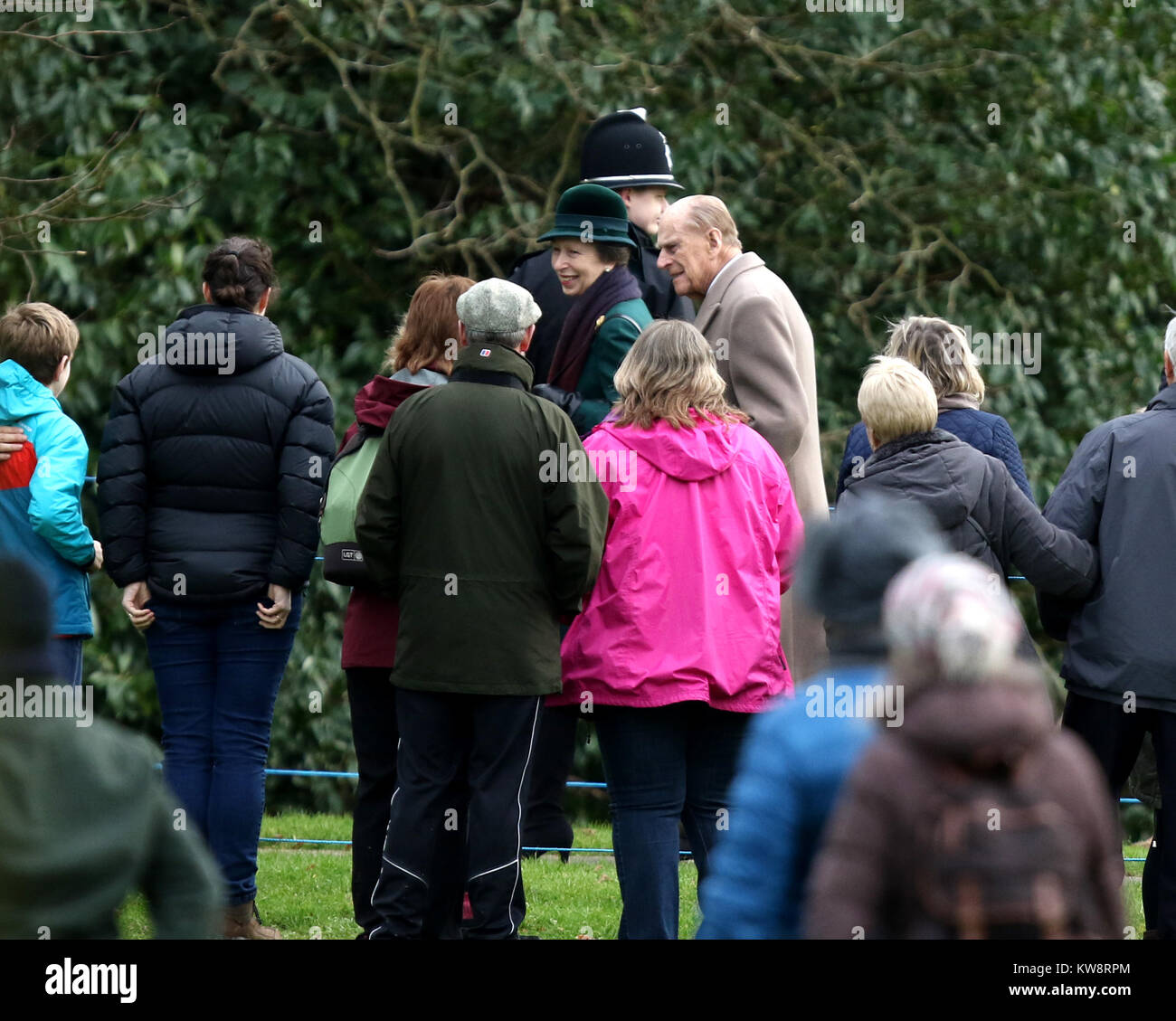 Sandringham, Norfolk, Großbritannien. 31 Dez, 2017. Princess Royal (Prinzessin Anne) und Prinz Philip, Herzog von Edinburgh sind alle Lächeln, nach dem Besuch der St. Maria Magdalena Kirche Sonntag Morgen Service, Silvester, in Sandringham, Norfolk, am 31. Dezember 2017. Credit: Paul Marriott/Alamy leben Nachrichten Stockfoto