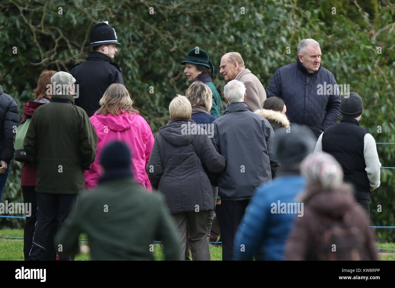 Sandringham, Norfolk, Großbritannien. 31 Dez, 2017. Princess Royal (Prinzessin Anne), und Prinz Philip, Herzog von Edinburgh, sind alles Lächeln nach dem Besuch der St. Maria Magdalena Kirche Sonntag Morgen Service, Silvester, in Sandringham, Norfolk, am 31. Dezember 2017. Credit: Paul Marriott/Alamy leben Nachrichten Stockfoto