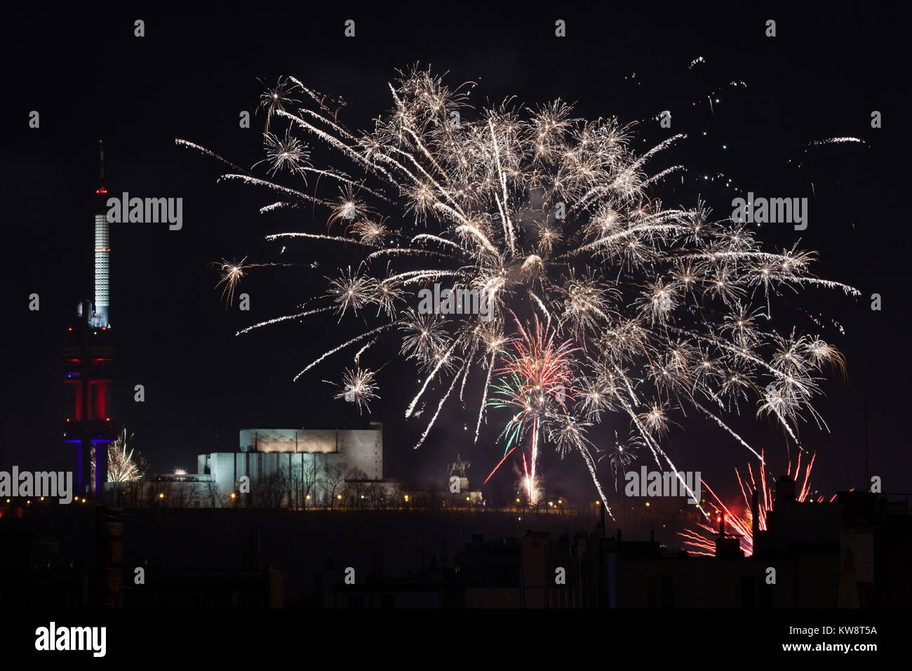 Feuerwerk über dem Fernsehturm Žižkov (Žižkovský vysílač) und das reiterdenkmal von Jan Žižka in der Vítkov-Hügel im neuen Jahr feiern in Prag, Tschechische Republik, am 1. Januar 2018. Stockfoto