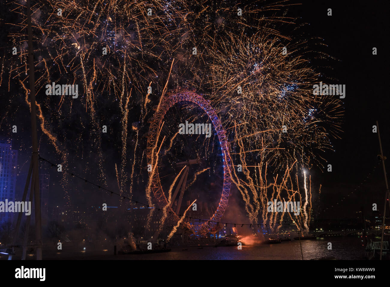London, England, UK. 31. Dez 2017. Tausende besucht die 2018 in London Silvester Feuerwerk an der Böschung. Stockfoto