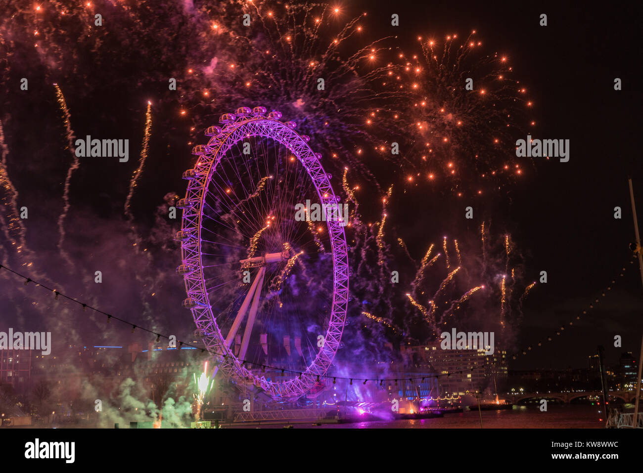 London, England, UK. 31. Dez 2017. Tausende besucht die 2018 in London Silvester Feuerwerk an der Böschung. Stockfoto