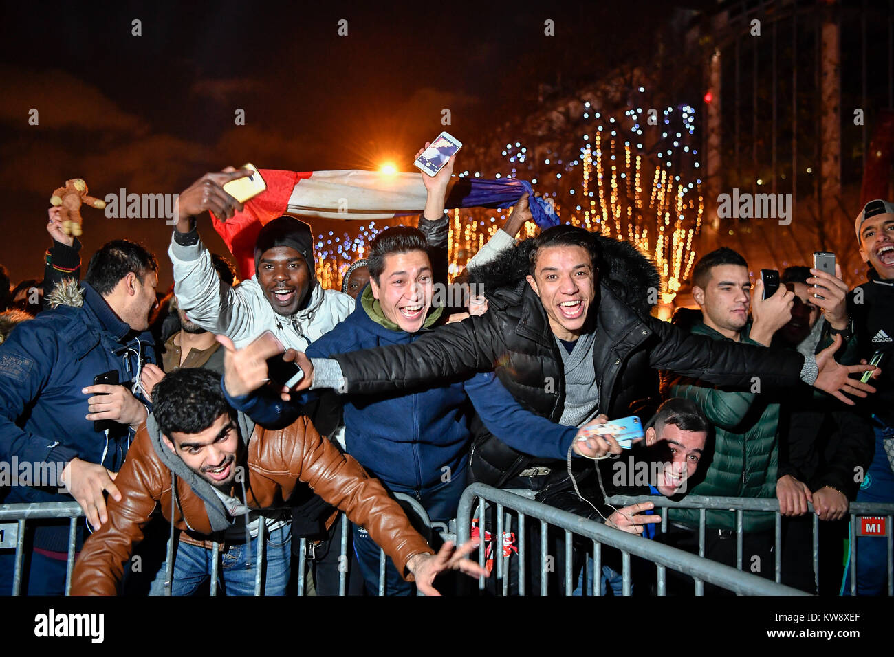 Paris, Frankreich. 1 Jan, 2018. Die Menschen feiern das neue Jahr auf Champs-Elysees avenue in Paris, Frankreich, zum 1. Januar 2018. Paris feierte das Kommen des Jahres 2018 durch die Projektion eine Animation "Pariser Leben" auf dem Triumphbogen berechtigt. Credit: Chen Yichen/Xinhua/Alamy leben Nachrichten Stockfoto