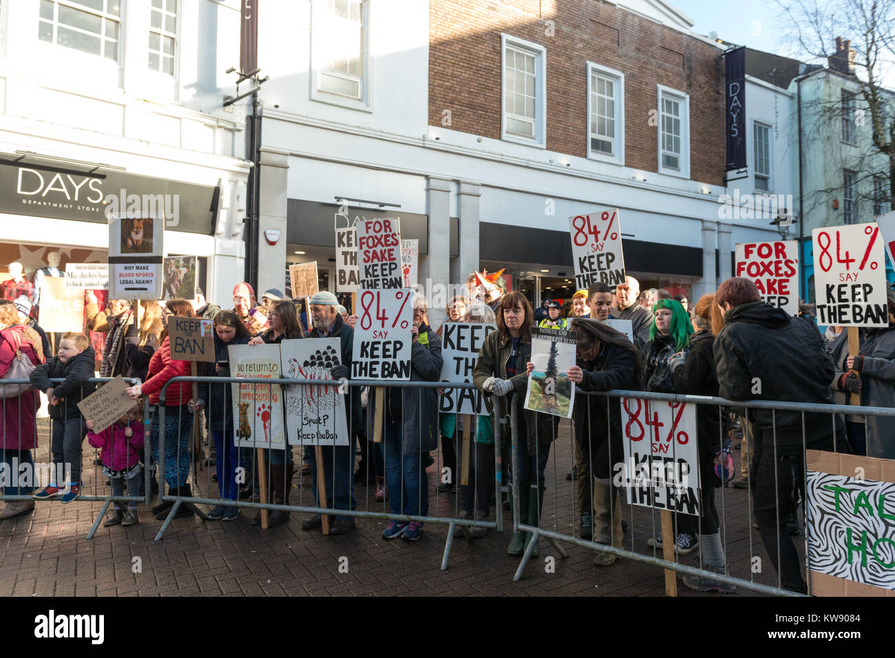 Carmarthen, Großbritannien. 01 Jan, 2018. Jagd auf Demonstranten auf Guild Hall Square Carmarthen am Neujahrstag. Credit: Mike Walters/Alamy leben Nachrichten Stockfoto