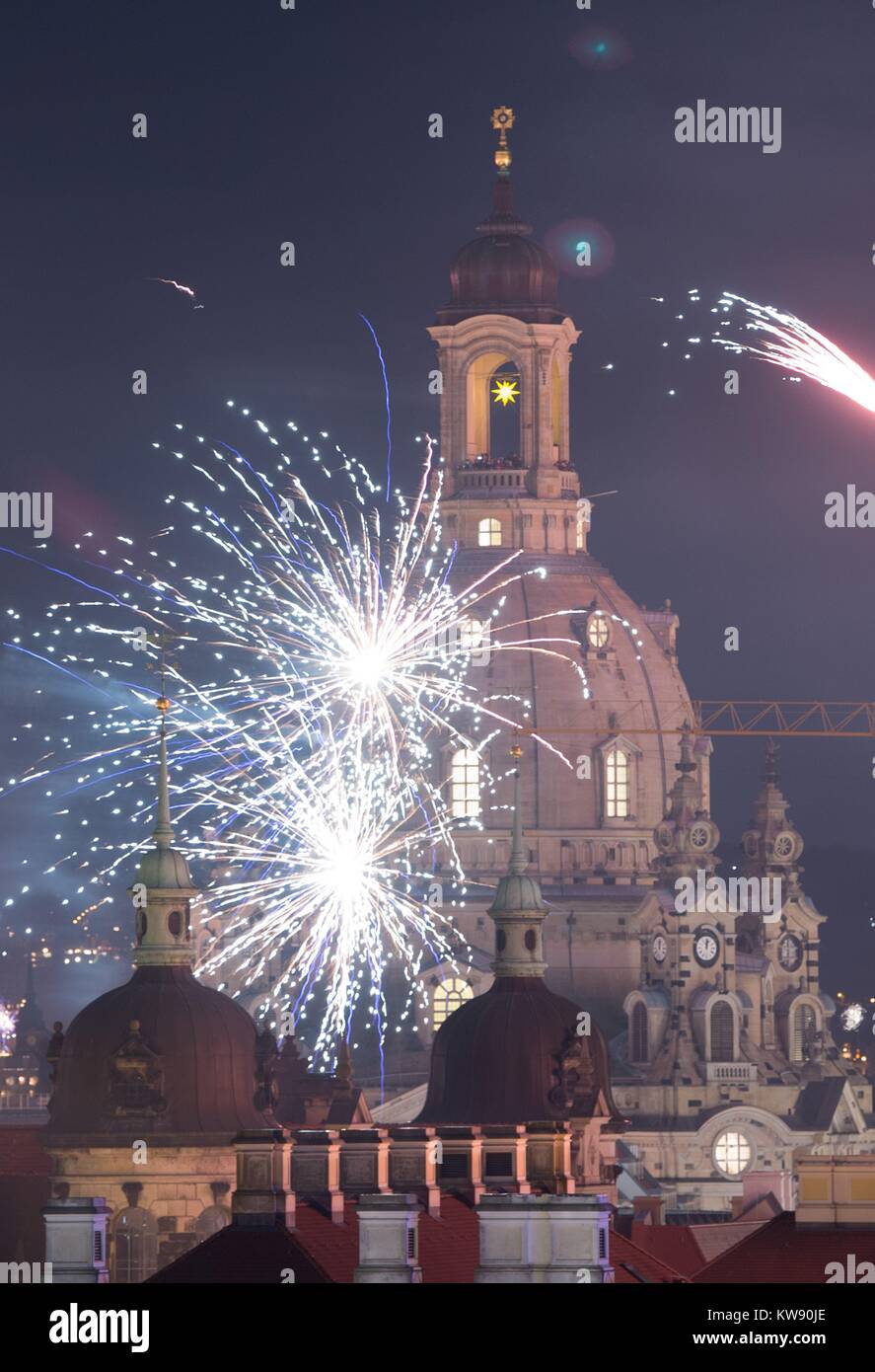 Feuerwerk leuchtet der Himmel über der Kirche Unserer Lieben Frau in Dresden, Deutschland, 31. Dezember 2017. Foto: Henning Kaiser/dpa Stockfoto