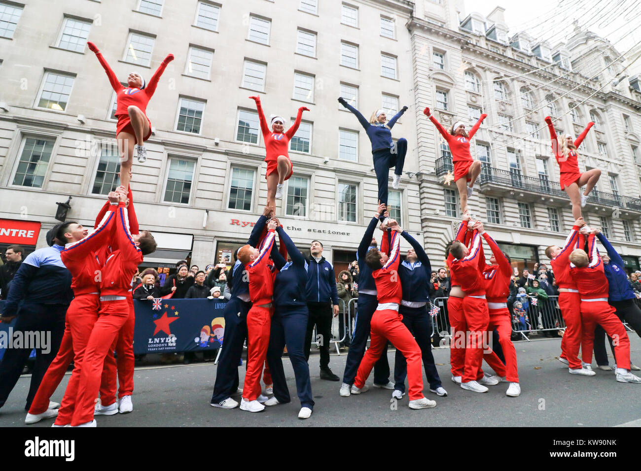 London, Großbritannien. 1 Jan, 2018. Die Varsity Alle amerikanischen Cheerleadern führen bei Day Parade des 2018 in London das Neue Jahr (LNDYP), mit über 8.000 Künstler einschließlich Marching Bands, Cheerleadern, Nächstenliebe, historische Fahrzeuge und Gruppen aus der Londoner Stadtteilen Credit: Amer ghazzal/Alamy leben Nachrichten Stockfoto