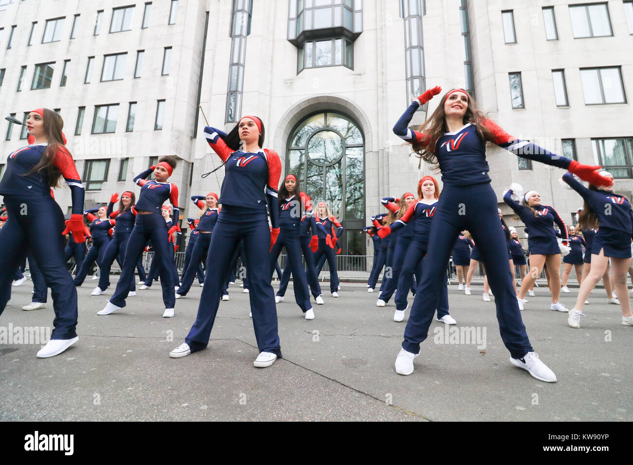 London, Großbritannien. 1 Jan, 2018. Die Varsity Alle amerikanischen Cheerleadern führen bei Day Parade des 2018 in London das Neue Jahr (LNDYP), mit über 8.000 Künstler einschließlich Marching Bands, Cheerleadern, Nächstenliebe, historische Fahrzeuge und Gruppen aus der Londoner Stadtteilen Credit: Amer ghazzal/Alamy leben Nachrichten Stockfoto