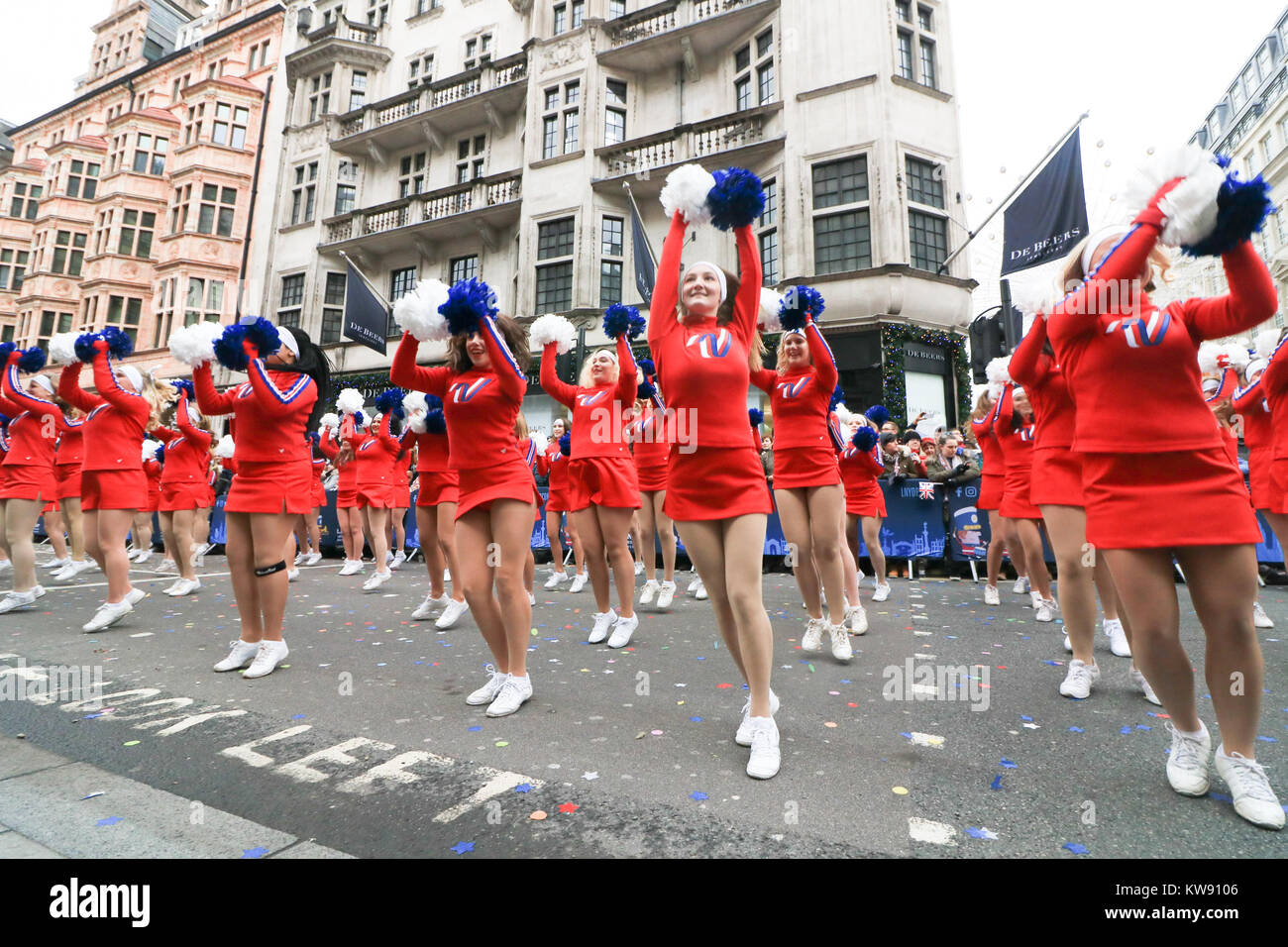 London, Großbritannien. 1 Jan, 2018. Die Varsity Alle amerikanischen Cheerleadern führen bei Day Parade des 2018 in London das Neue Jahr (LNDYP), mit über 8.000 Künstler einschließlich Marching Bands, Cheerleadern, Nächstenliebe, historische Fahrzeuge und Gruppen aus der Londoner Stadtteilen Credit: Amer ghazzal/Alamy leben Nachrichten Stockfoto