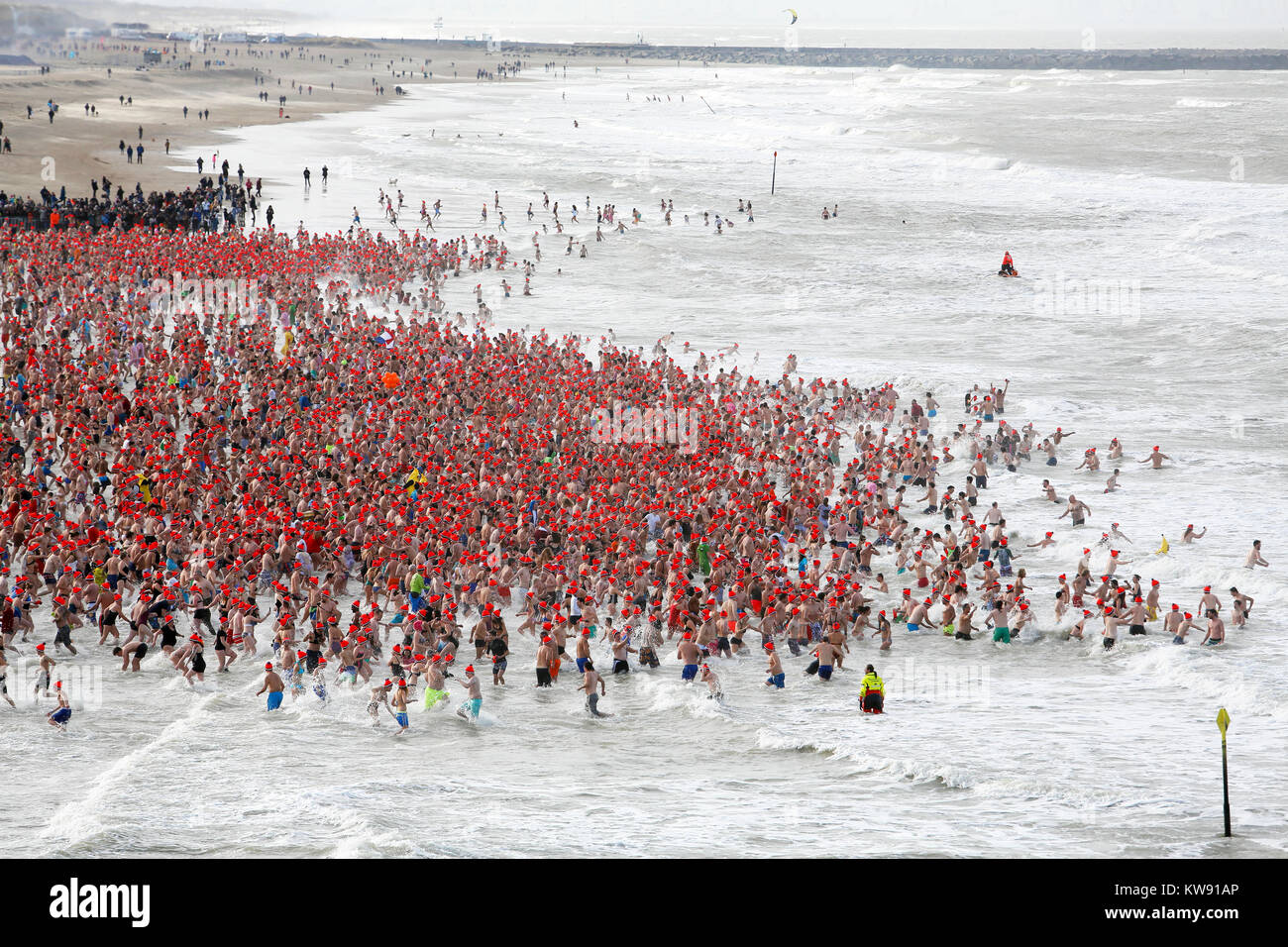 Nieuwjaarsduik scheveningen Fotos und Bildmaterial in hoher Auflösung Alamy