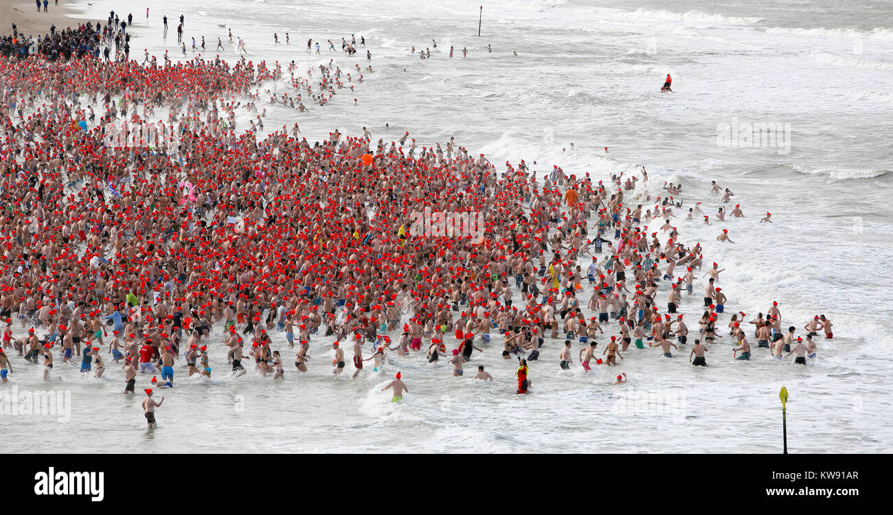 Scheveningen, Niederlande. 1 Jan, 2018. Tauchen Der traditionellen (Niuewjaarsduik) vor dem Kurhaus und der Seebrücke von Scheveningen. Credit: Kim Kaminski/Alamy leben Nachrichten Stockfoto