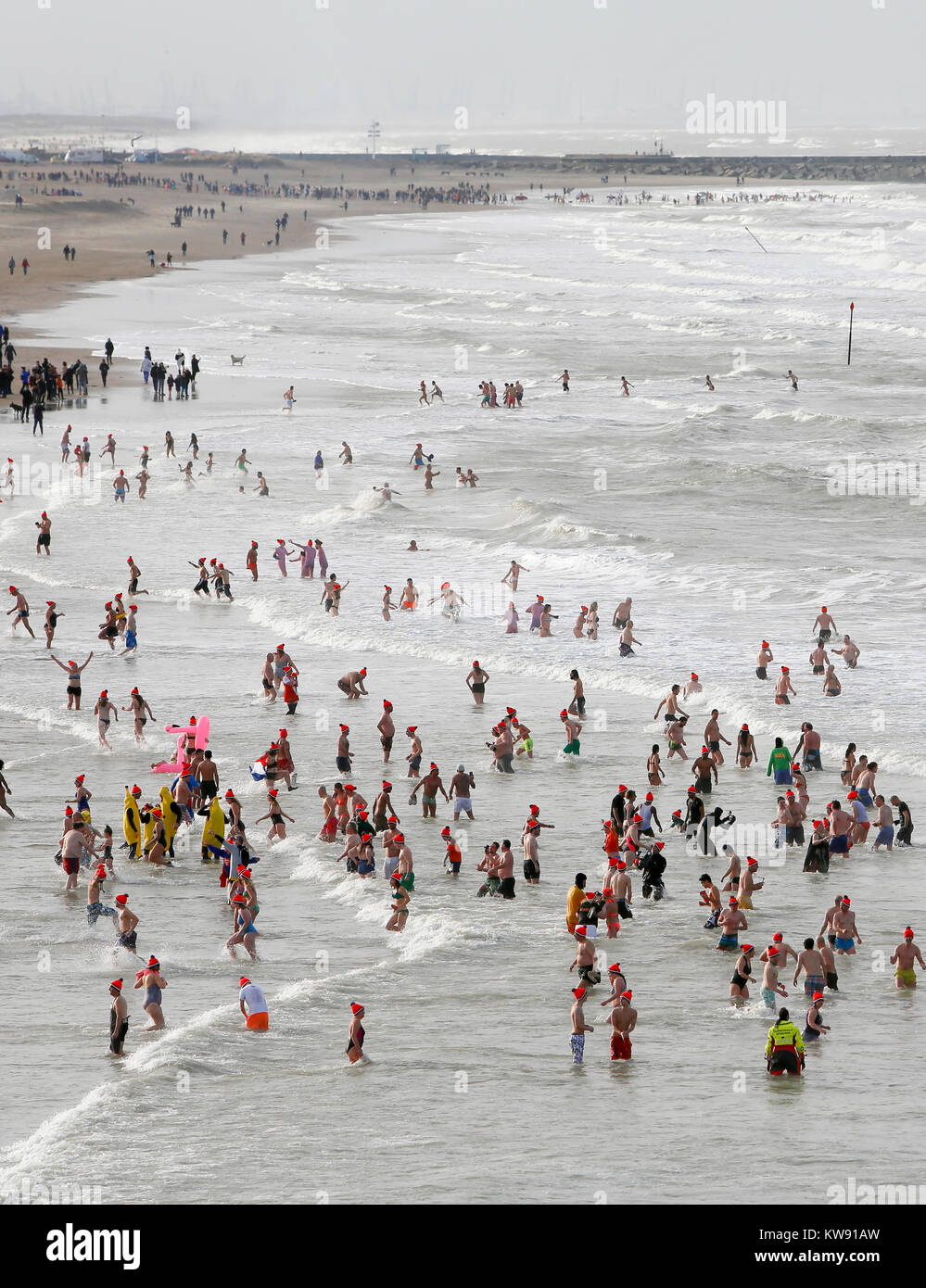 Scheveningen, Niederlande. 1 Jan, 2018. Tauchen Der traditionellen (Niuewjaarsduik) vor dem Kurhaus und der Seebrücke von Scheveningen. Credit: Kim Kaminski/Alamy leben Nachrichten Stockfoto