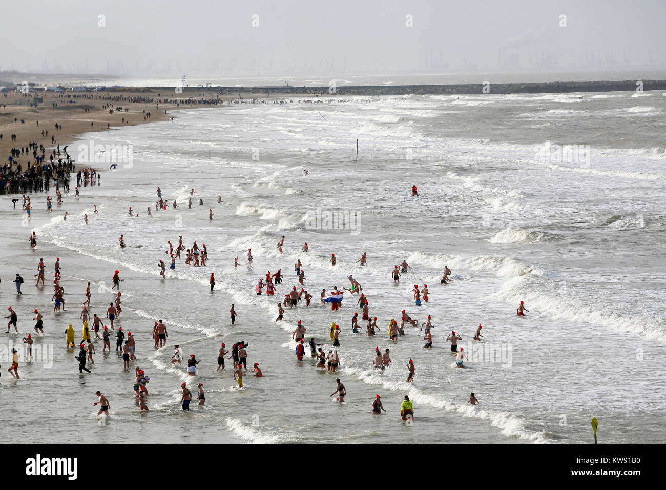 Scheveningen, Niederlande. 1 Jan, 2018. Tauchen Der traditionellen (Niuewjaarsduik) vor dem Kurhaus und der Seebrücke von Scheveningen. Credit: Kim Kaminski/Alamy leben Nachrichten Stockfoto