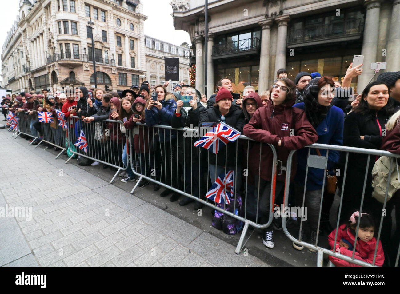 London, Großbritannien. 1 Jan, 2018. Große Menschenmengen teilnehmen, der 2018 in London neues Jahr Day Parade (LNDYP), mit über 8.000 Künstler einschließlich Marching Bands, Cheerleadern, Nächstenliebe, historische Fahrzeuge und Gruppen aus der Londoner Stadtteilen Credit: Amer ghazzal/Alamy leben Nachrichten Stockfoto