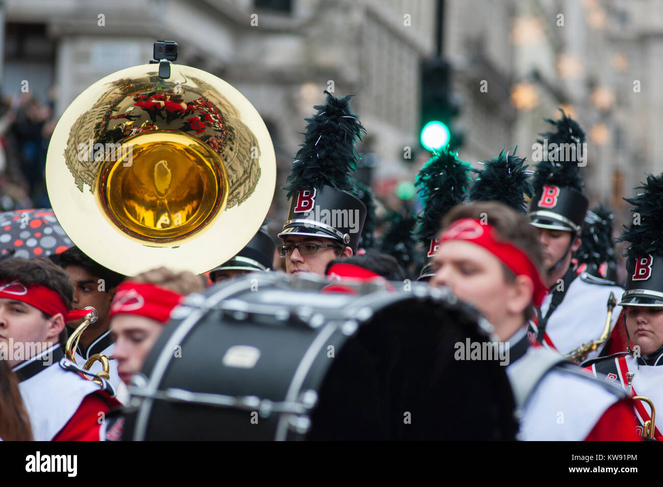 Central London, UK. 1 Jan, 2018. London's spektakuläre New Year's Day Parade beginnt um 12.00 Uhr im Piccadilly, die hinunter berühmten West End Durchgangsstraßen und beendete in Parliament Square um 15.00 Uhr. Barrington High School Bronco Marching Band aus Illinois USA. Credit: Malcolm Park/Alamy Leben Nachrichten. Stockfoto