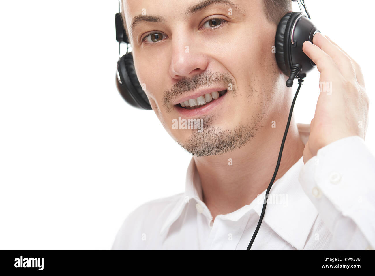 Lächelnd Mann in Call Center mit Headset auf weißem Hintergrund. Nahaufnahme Porträt Mann sprechen in Call Center Stockfoto
