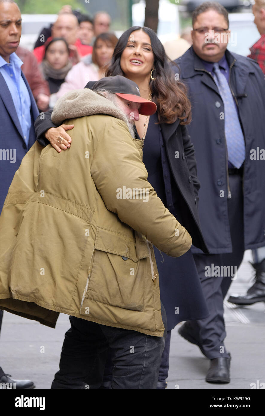 NEW YORK, NY - 20. April: Schauspielerin Salma Hayek ist außerhalb des 'View' am 20. April 2017 in New York City gesehen. Personen: Salma Hayek Stockfoto