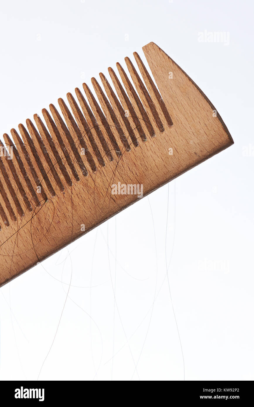 Close-up Pinsel mit verlorenen Haare auf weißem Hintergrund Stockfoto