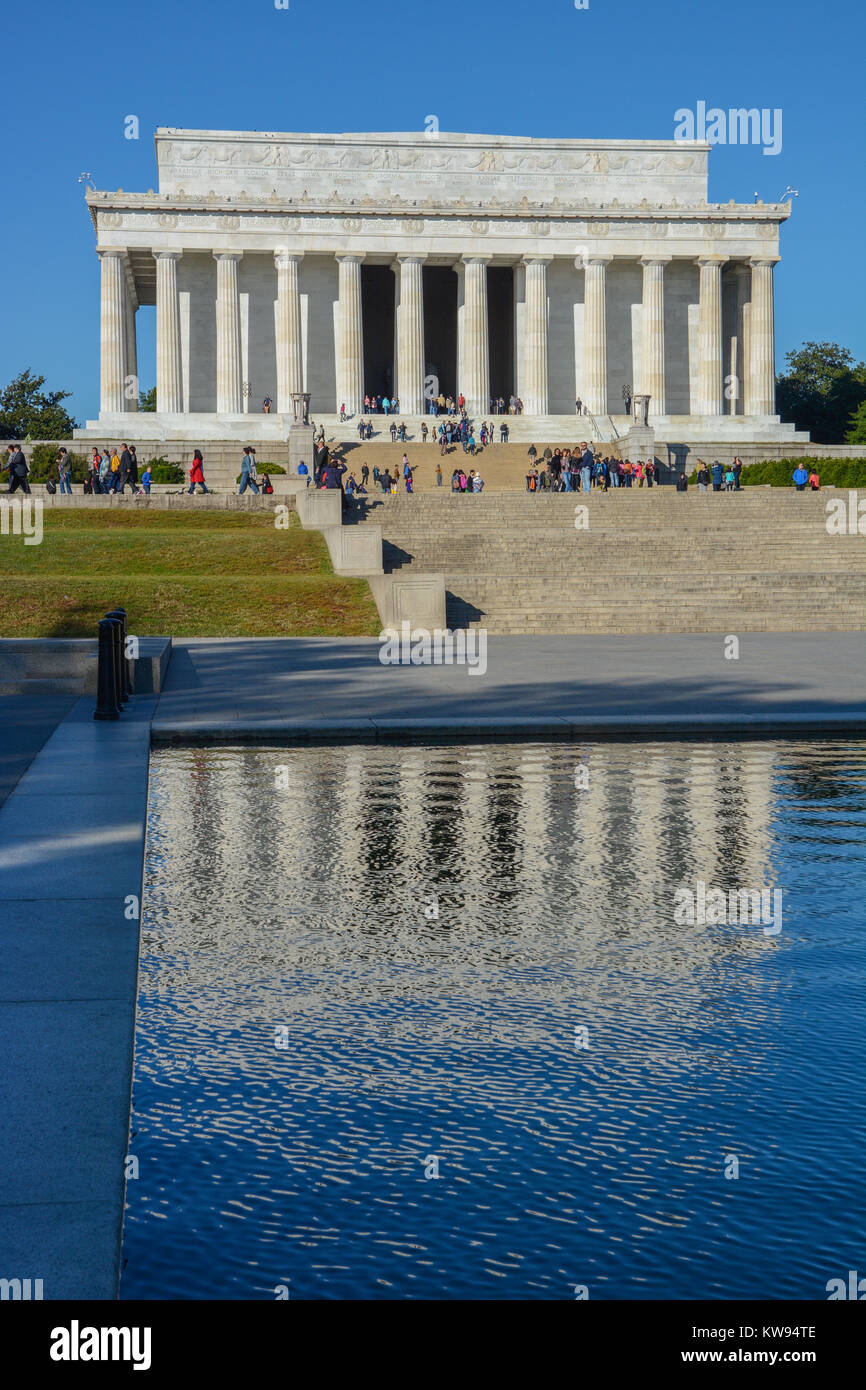 Hochformat, Ausrichtung des Lincoln Memorial Building mit Reflexion in der reflektierenden Pool und einige Touristen, Washington DC, USA Stockfoto