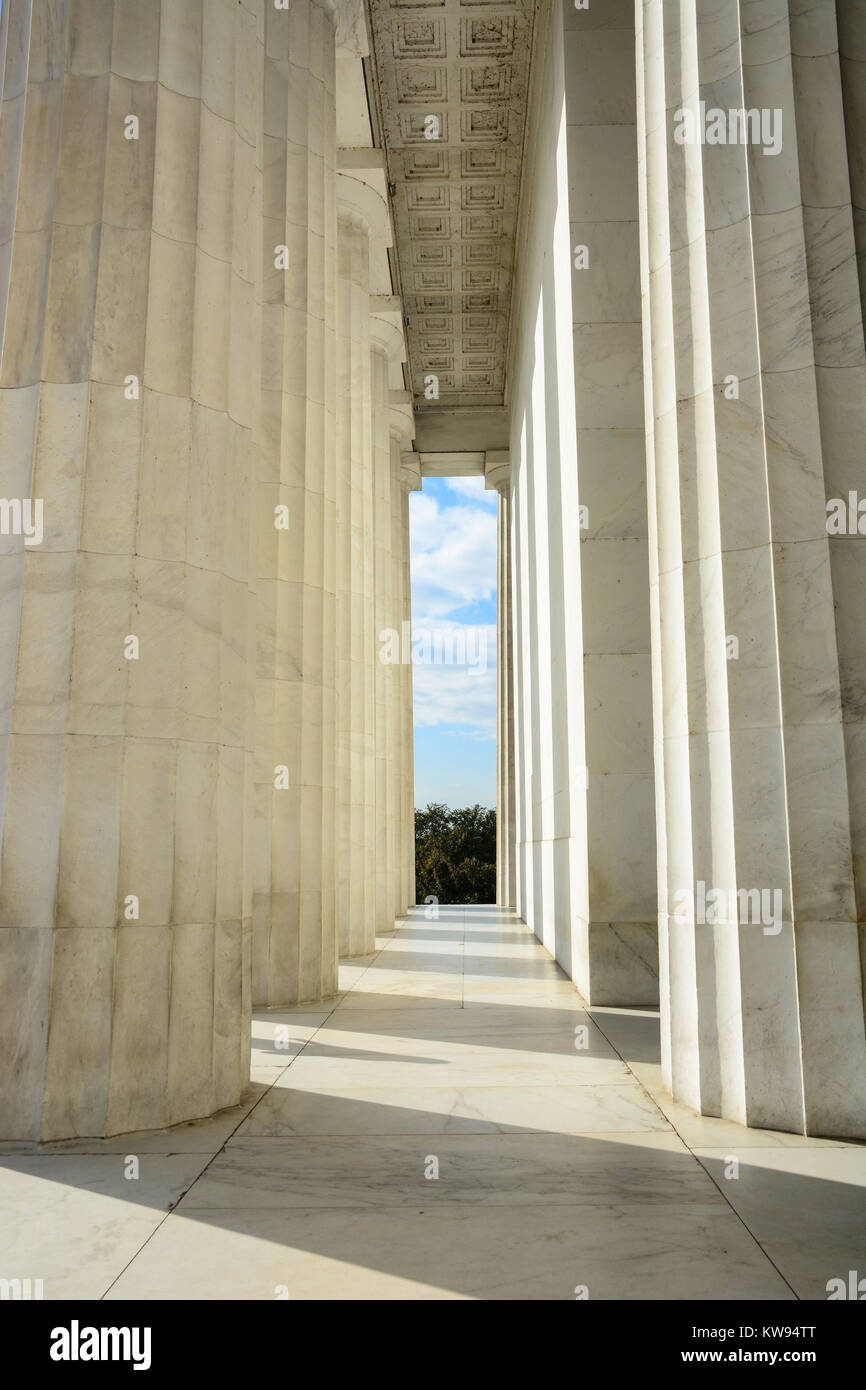 Nahaufnahme innen außen geschossen von Marmor dorischen Säulen und Kolonnade in das Lincoln Memorial, Washington DC, USA Stockfoto