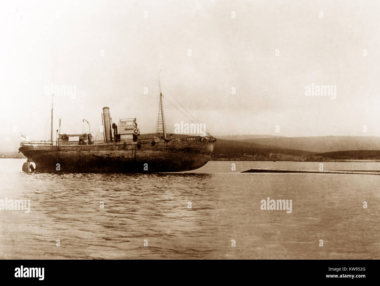 Das whaler' Ramna" auf deutschen Schlachtkreuzer 'Moltke" gestrandet, Scapa Flow, Orkney, 23. Juni 1919 Stockfoto
