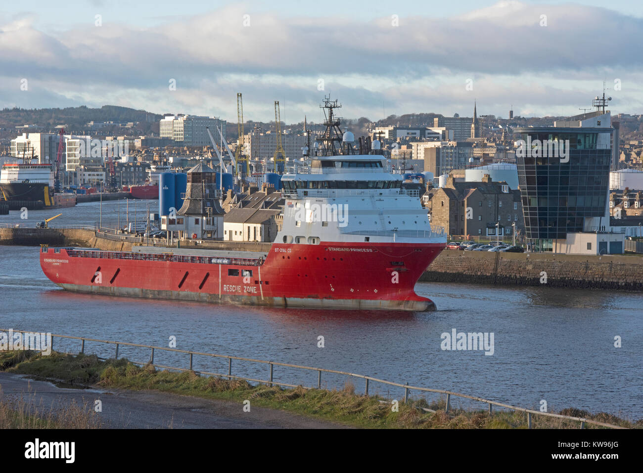 Nordsee Offshore Supply Vessel Verlassen des kommerziellen Hafen von Aberdeen Docks in Grampian Region Schottland Großbritannien. Stockfoto