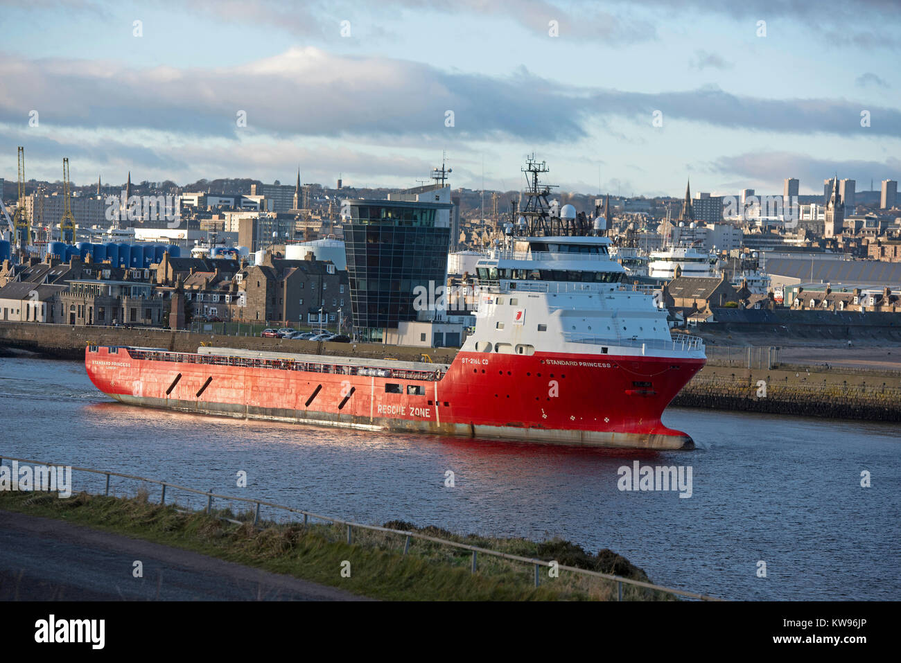 Nordsee Offshore Supply Vessel Verlassen des kommerziellen Hafen von Aberdeen Docks in Grampian Region Schottland Großbritannien. Stockfoto