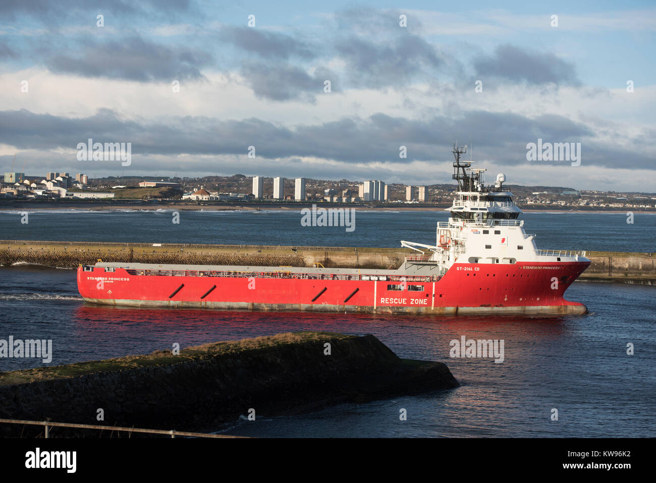 Die Offshore Supply Vessel Standard Prinzessin verlässt Aberdeen City Docks für die Nordsee. Stockfoto