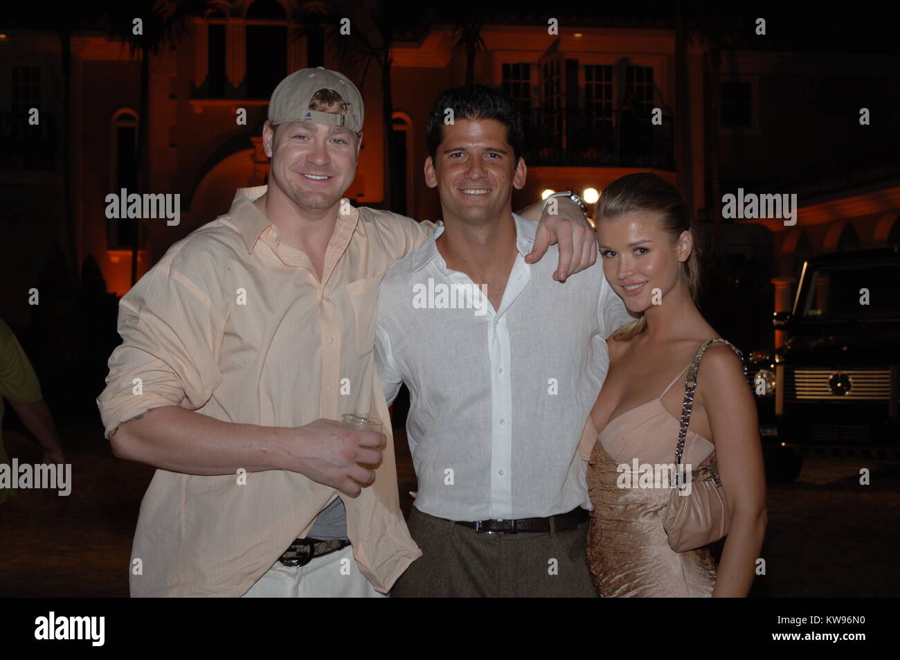 INDIAN CREEK, FL. Januar 21: NY Riese Jeremy Shockey zusammen mit Freunden Jeremy Shockey, Joanna Krupa, Wayne Boich bei 12 Texas des 2. jährlichen Dewar Hold'em Poker Turnier. Von Alex Rodriguez, DEWAR'S 12 und Boys & Girls Clubs in Miami gehostet werden. Januar 21, 2006 in Indian Creek, Florida Personen: Jeremy Shockey, Joanna Krupa, Wayne Boich Stockfoto