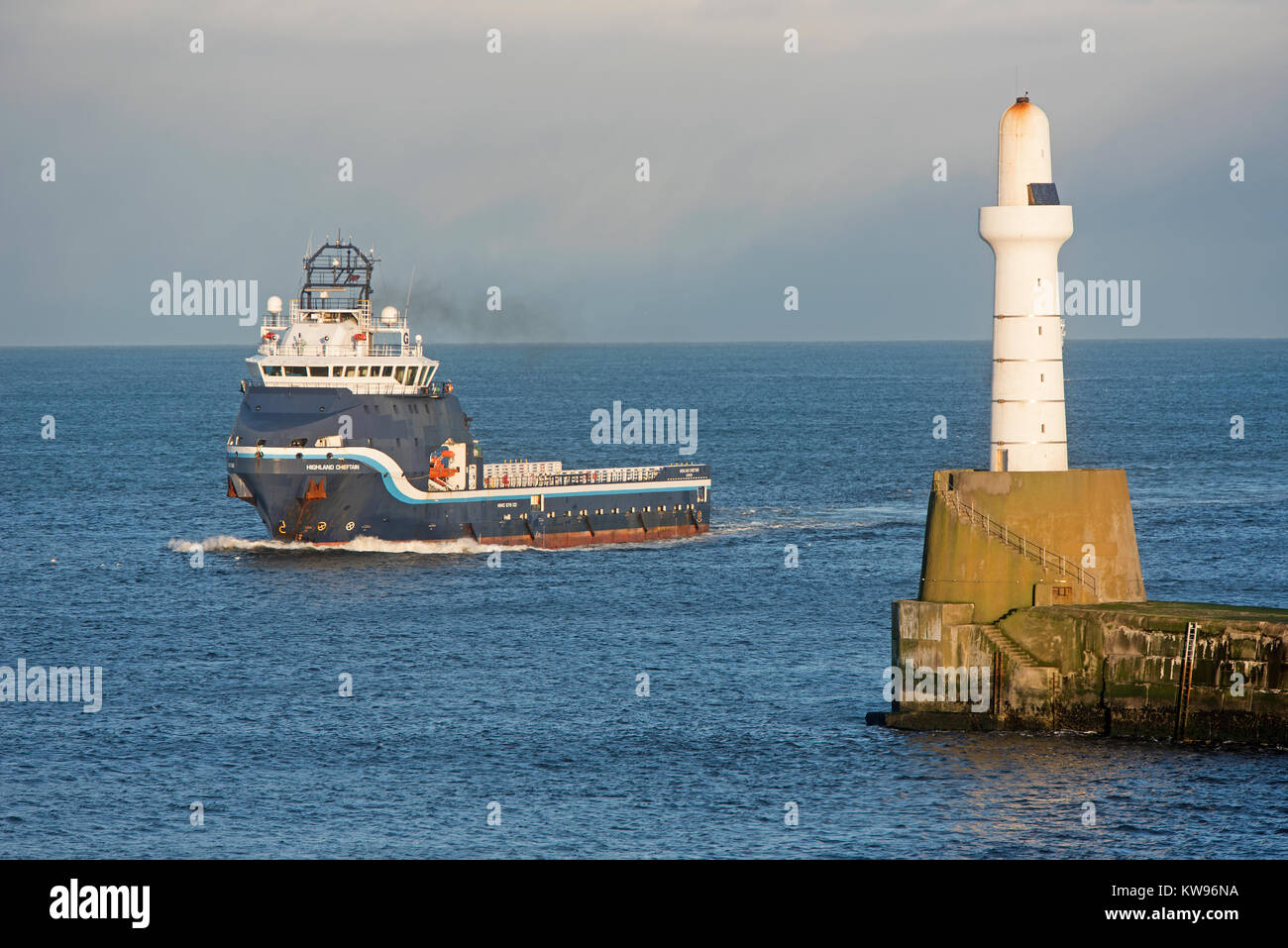 Nordsee Offshore Supply Vessel Highland Chieften nähert sich der Eingang zum Hafen Aberdeen. Stockfoto