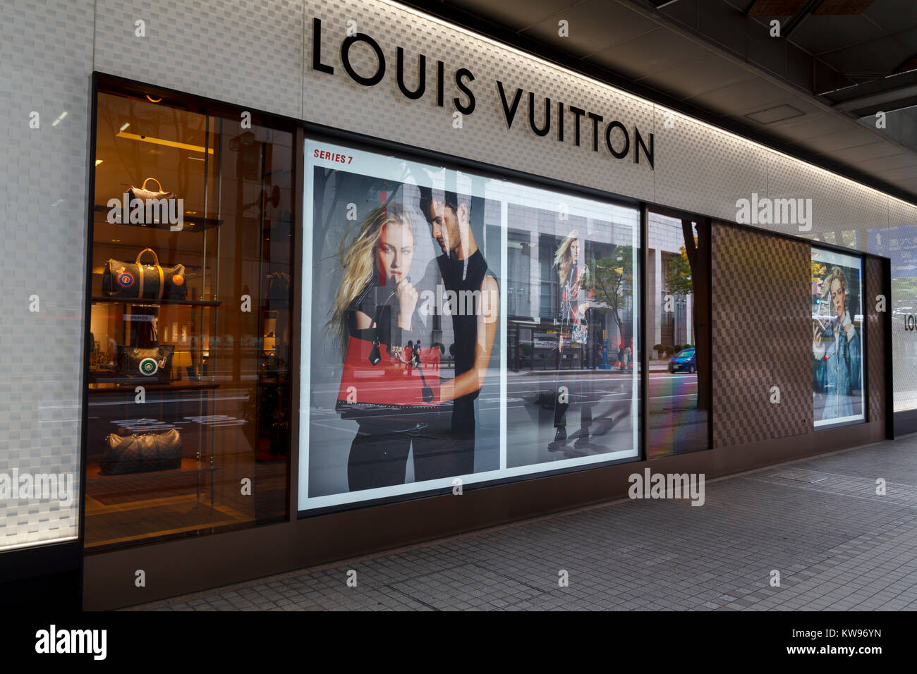 Vitrine mit Taschen an einer Louis Vuitton store in Kanazawa, Japan  Stockfotografie - Alamy