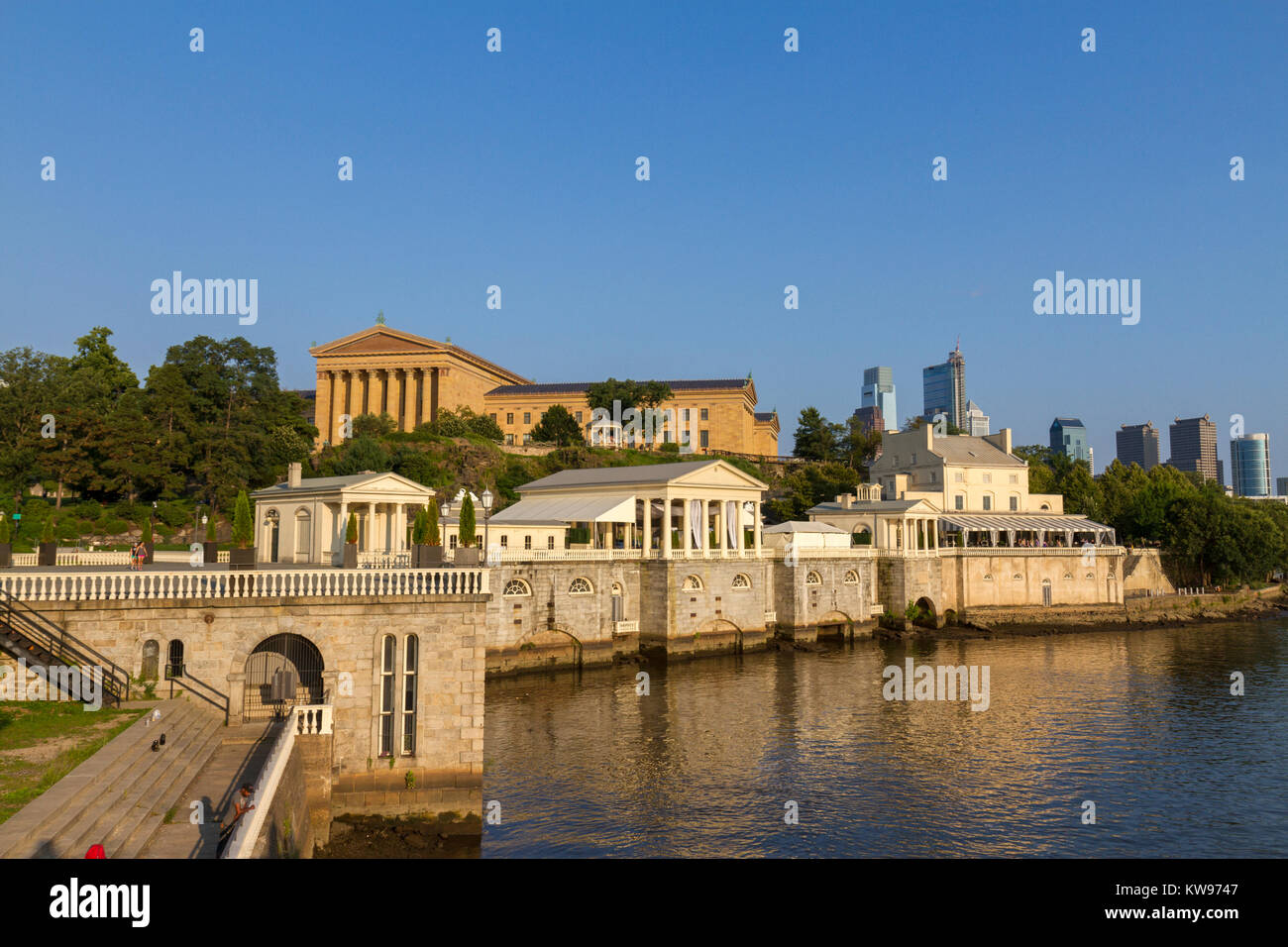 Die fairmount Wasser funktioniert auf dem Schuylkill River mit dem Philadelphia Museum der Kunst hinter, Philadelphia, Pennsylvania, United States. Stockfoto