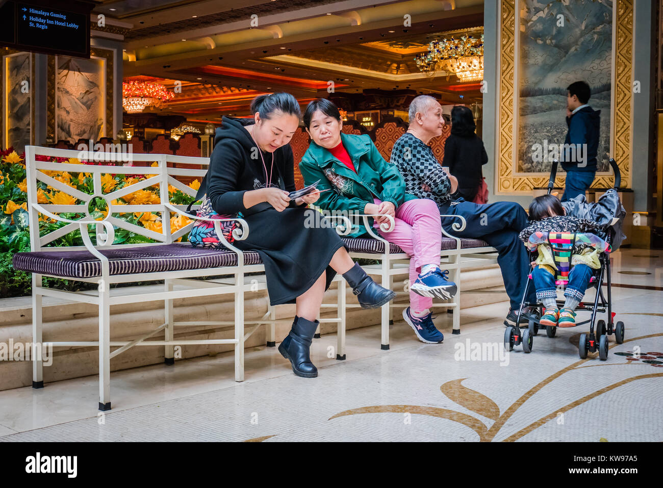 Chinesische Frauen auf der Bank sitzen innen Stockfoto