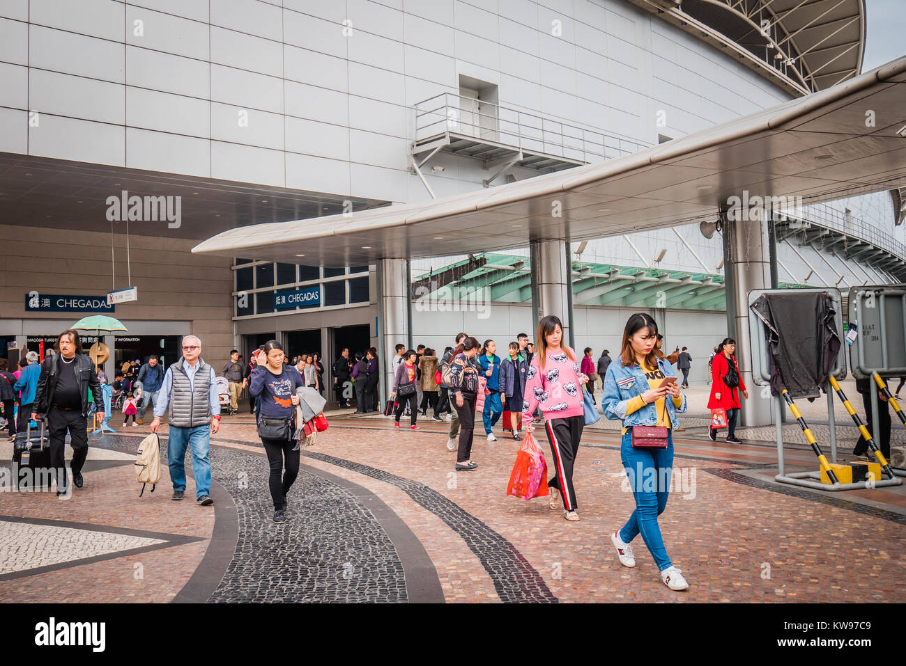 Asiatische Passagiere zu Fuß aus Macau Fährterminal Stockfoto