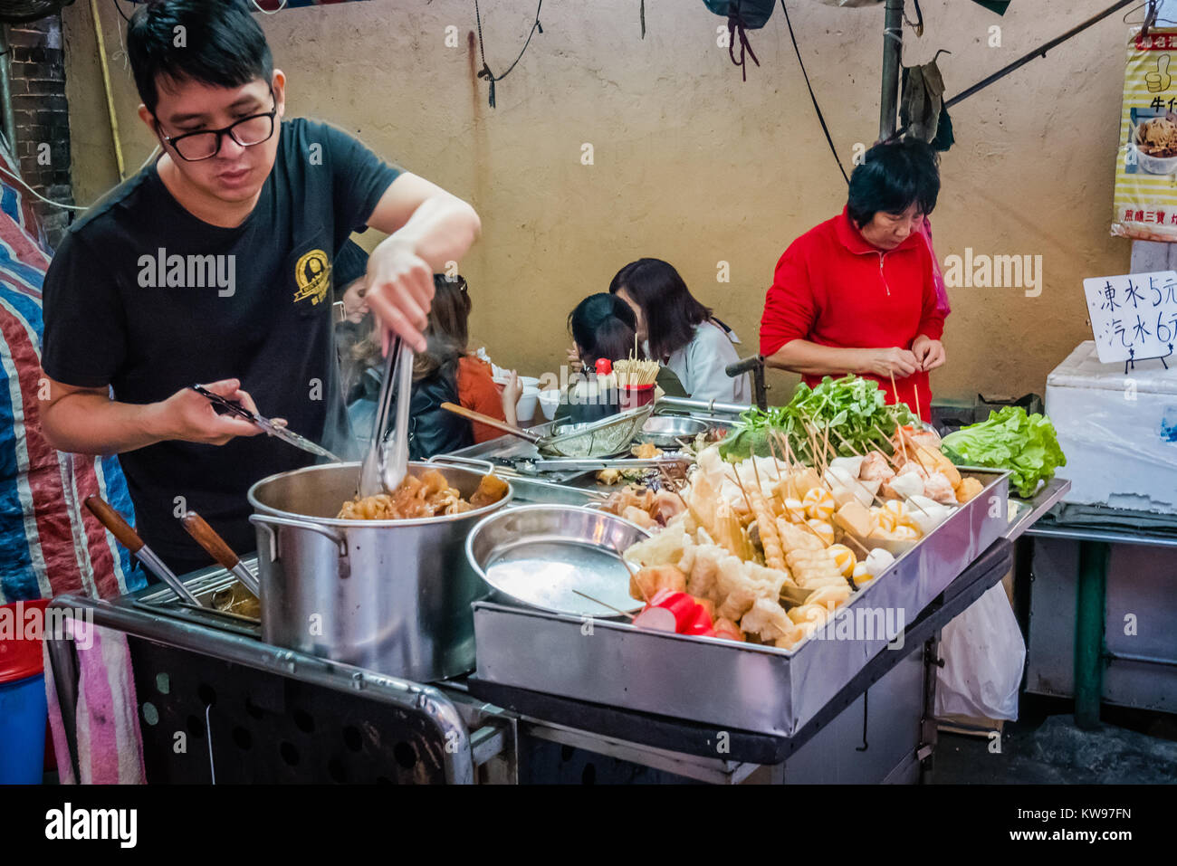 Mann Street Food Anbieter außerhalb Kochen in Macau Stockfoto
