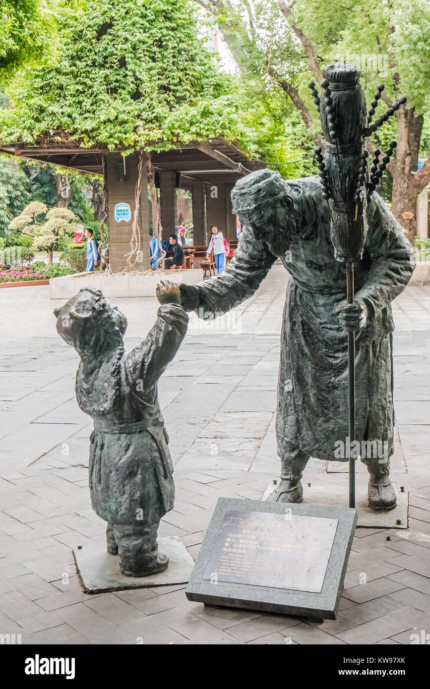 Die Statue zeigt Mann Verkauf von Süßigkeiten auf der Straße im alten China Stockfoto