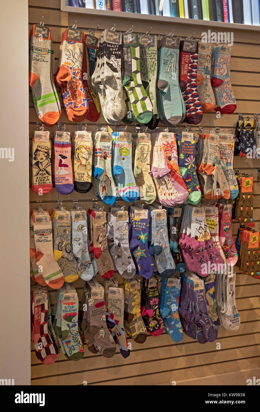 Eine Auswahl an Erklärung Socken für Mädchen und Frauen für Verkauf bei Newbury Comics in der Roosevelt Field Mall in Garden City, Long Island, New York, Stockfoto