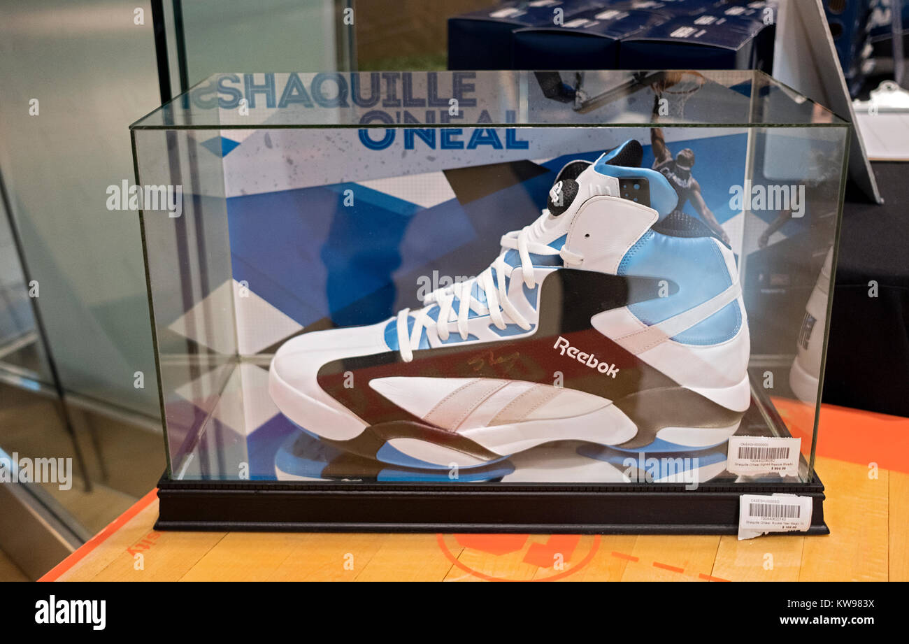 Größe 22 Reebok Shaq Angriff Modell Sneaker, der Typ und getragen von Shaquille O'Neal. Für den Verkauf an Steiners in Roosevelt Field Mall, Long Island, NY Stockfoto