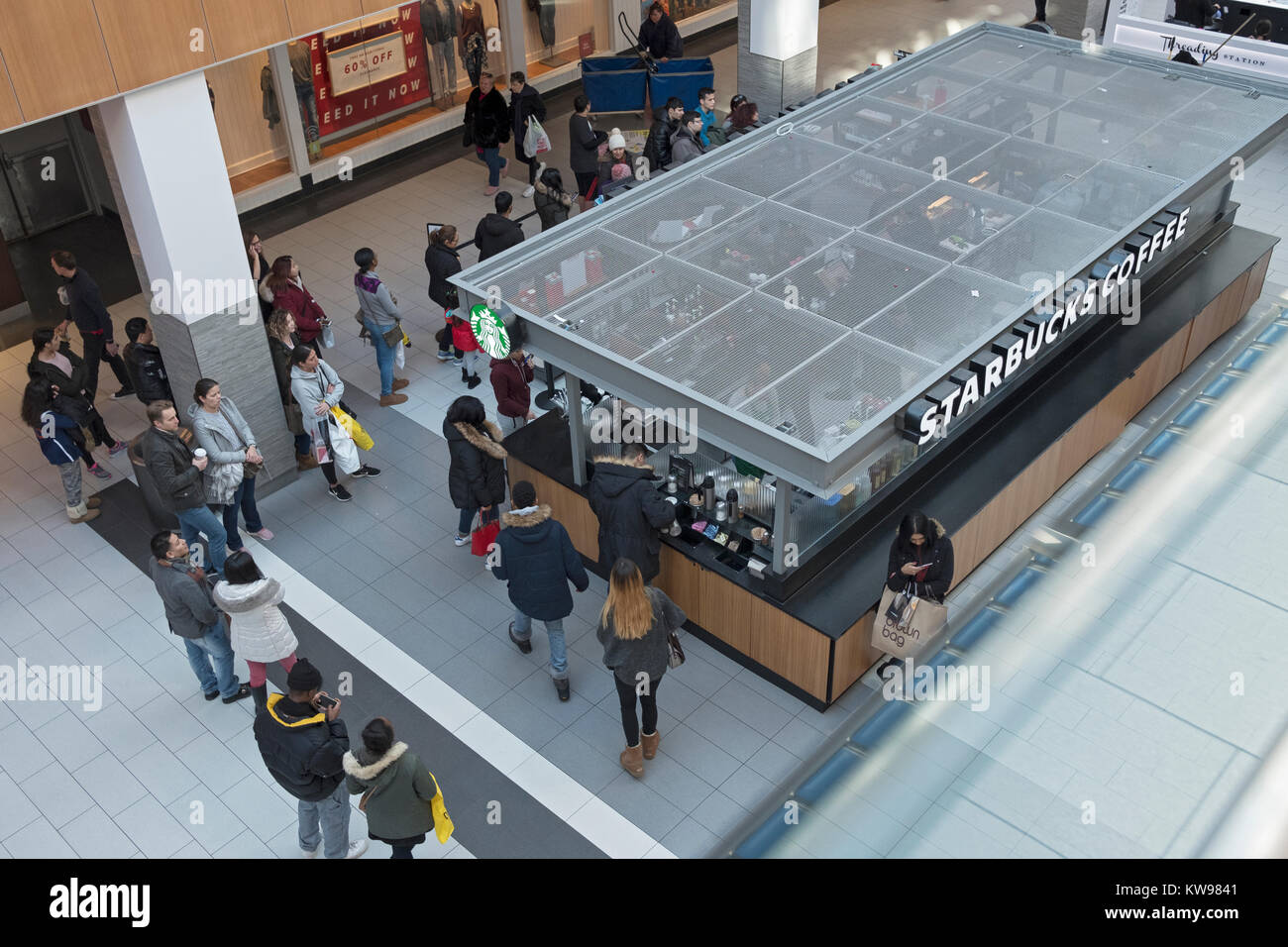 Eine Ansicht eines langen Starbucks Konzession im Innenbereich an der Roosevelt Field Mall in Garden City, Long Island, New York. Stockfoto