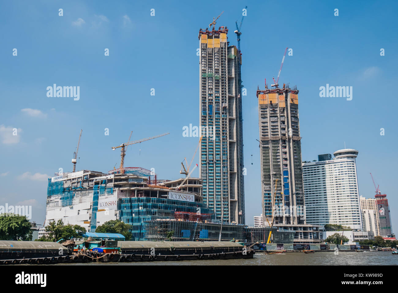 Bangkok Wohnungen und Gebäude entlang des Flusses Stockfoto