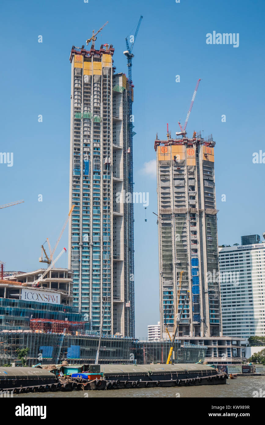 Bangkok Wohnungen und Gebäude entlang des Flusses Stockfoto